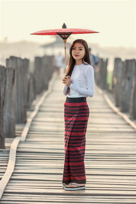 Asia Woman Umbrella Pier Womens Umbrella Myanmar Traditional Dress