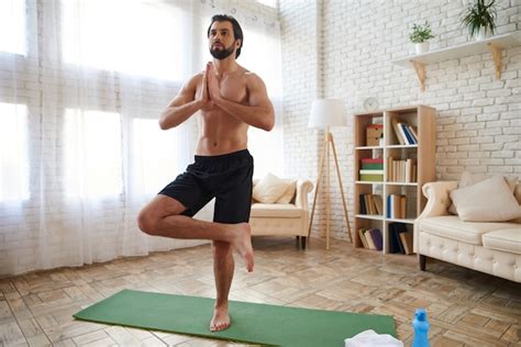 Deportista Con El Torso Desnudo Practicando Yoga Avanzado En Casa