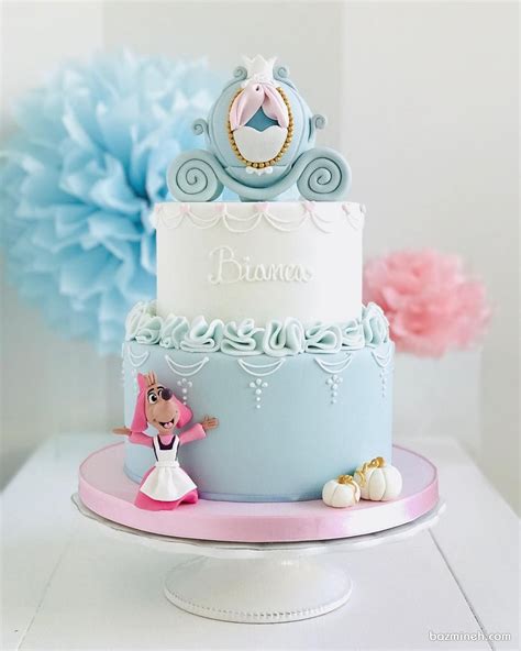 کیک دو طبقه جشن تولد دخترانه با تم سیندرلا به رنگ سفید آبی با عروسک موش