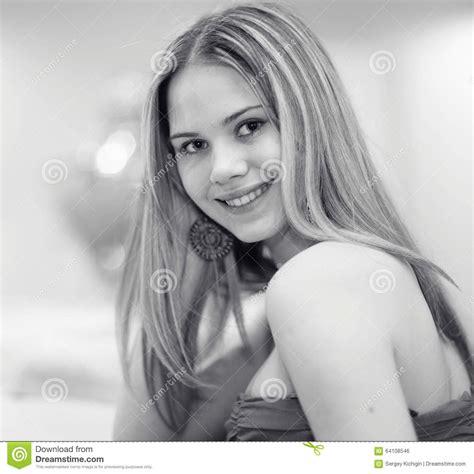 Retrato De La Mujer Joven En Blanco Y Negro Foto De Archivo Imagen De