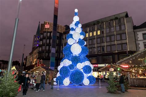 Check spelling or type a new query. Weihnachtsdorf: Mit Rodelrutsche für die Kleinen ...