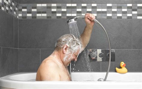18 conseils pour aider une personne atteinte de démence à prendre une douche ou un bain