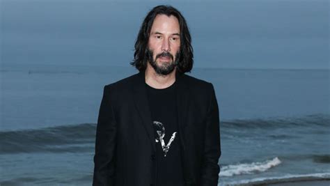 Keanu Reeves 56 Looks Incredibly Buff While Shirtless On The Beach Vrogue