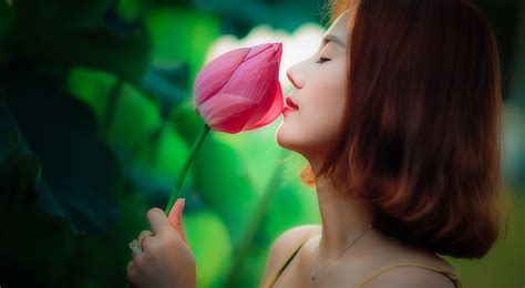 無料画像 人 女の子 女性 フィールド 写真 花弁 旅行 愛 若い 緑 赤 ナチュラル 新鮮な ロマンス アジア 開花する ピンク 笑い 閉じる 晴れ