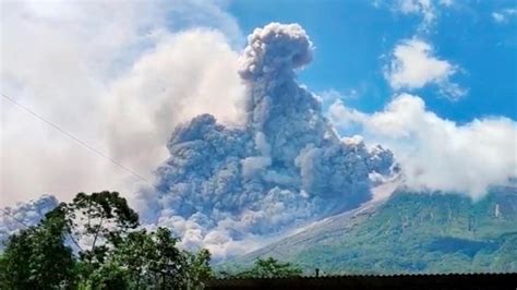 Indonesien Vulkan Merapi Spuckt Wieder Asche Und Lava Zdfheute