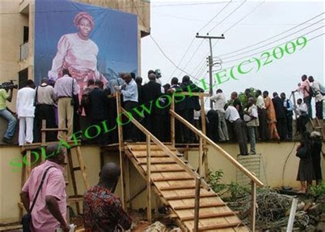 3:45pm on apr 19, 2009. METROGIST: PASTOR KUMUYI'S WIFE GOES HOME IN A BLAZE OF GLORY