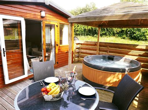 19 log cabins around the peak district. About - LogCabinswithHotTubs.co.uk