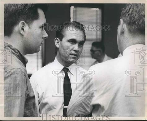 1958 Press Photo George Wallace Candidate For Governor Talks With