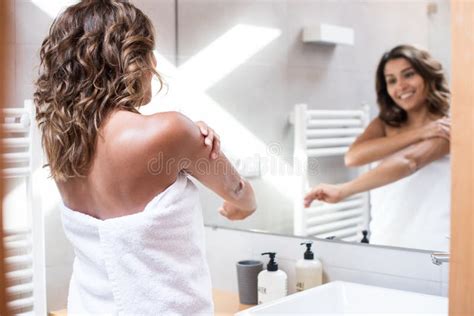 Woman Applying Body Lotion Stock Image Image Of Care 168730631