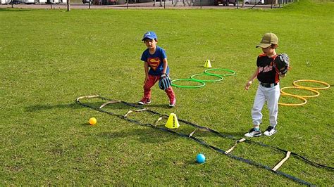 Entrenamiento De Baseball Metodologíco Para Niños De 5 Años Dando Sus