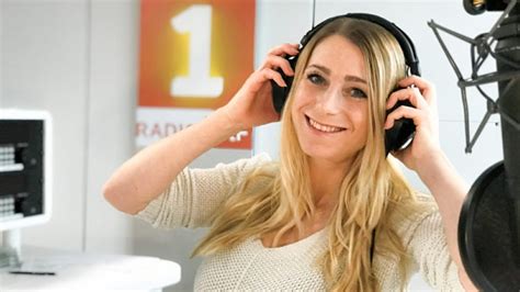 Susan schwaller sitzt in einem sitzungszimmer von srf in oerlikon, als sie uns zum gespräch empfängt. Radio SRF: Eine neue Stimme auf SRF 1 - Medien