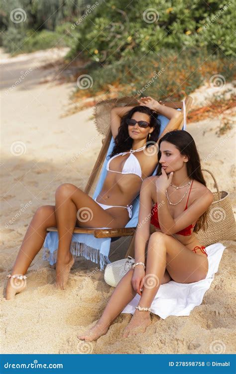 Due Fantastiche Ragazze Sexy Abbronzate In Bikinis Sulla Spiaggia Fotografia Stock Immagine Di