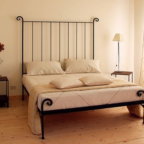 Il letto è un mobile domestico costituito da la superficie orizzontale solitamente ricoperta da una imbottitura, e materasso, su cui è possibile sdraiarsi per dormire. LETTO FERRO BATTUTO OCCASIONE - Letti a prezzi scontati