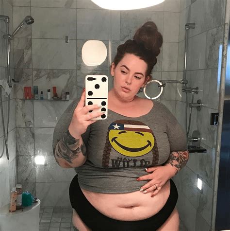 Tess Holliday Celebrates Her Post Partum Body With A Belly Love Selfie