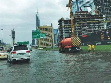 Look It Took 3100 Workers In Dubai To Clear Up Flooded Roads News