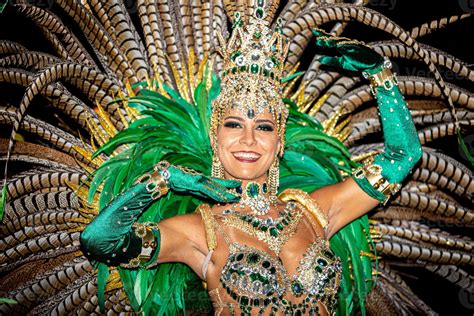 Brasileño Con Traje De Samba Hermosa Mujer Brasileña Con Traje Colorido Y Sonriendo Durante El