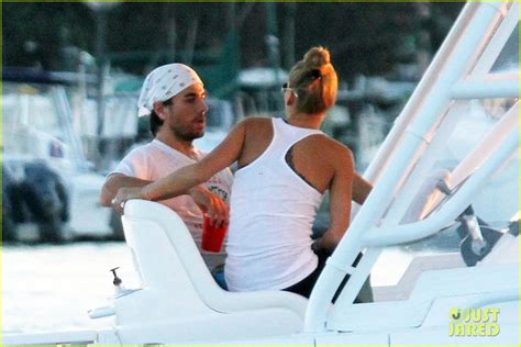 Enrique Iglesias Miami Boat Ride With Anna Kournikova Photo 2764166