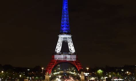 La tour eiffel est illuminée aux couleurs du drapeau français, le 15 juillet… tour. La tour Eiffel illuminée en bleu-blanc-rouge pendant le ...