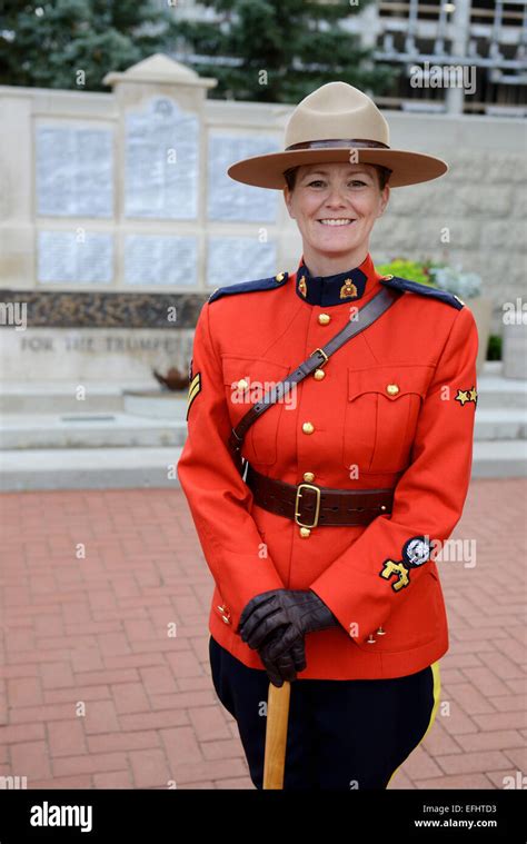 mountie femenino en el royal canadian mounted police rcmp depot academia de entrenamiento en