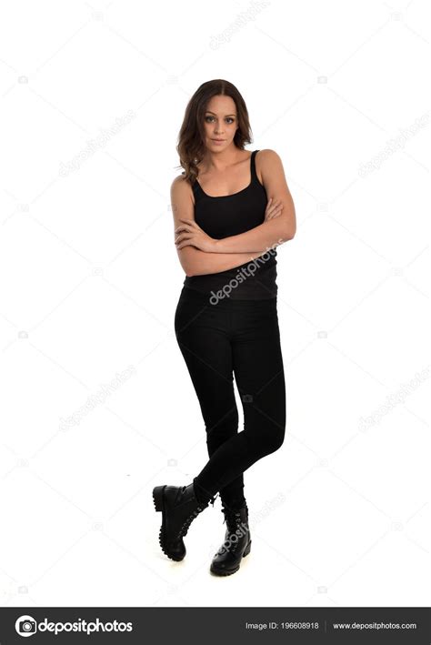 Ganzkörperporträt Eines Brünetten Mädchens Mit Schwarzem Singlet Jeans Und Stiefeln