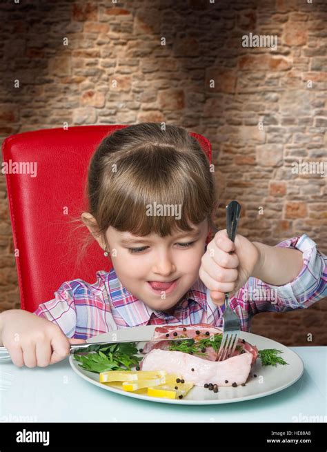 Niño En El Restaurante Con Un Pedazo De Carne Fotografía De Stock Alamy