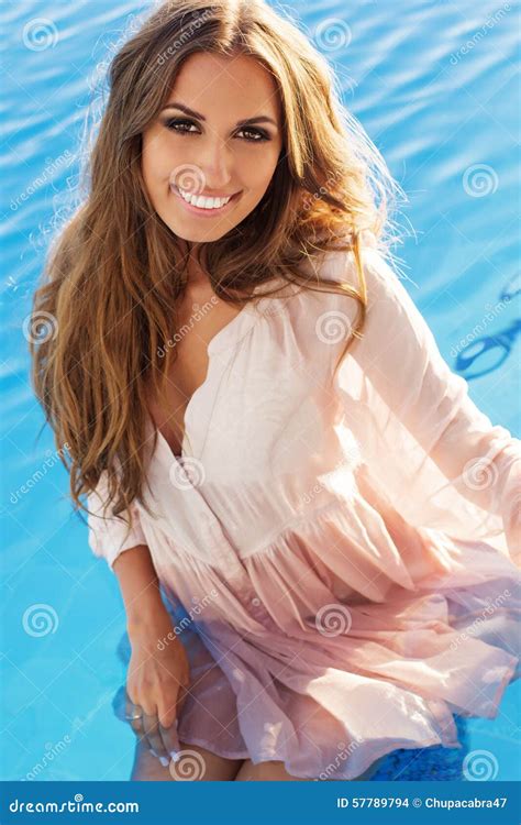Het Sexy Meisje Is In Zwembad Met Blauw Water Stock Foto Afbeelding
