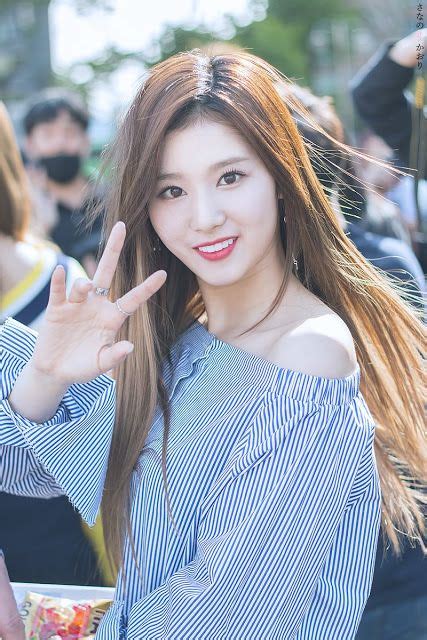 pin on kpop twice sana 紗夏