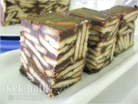 This cake is made by mixing broken marie biscuits combined with a chocolate sauce or runny custard made with. jom makan: kek batik lagi..