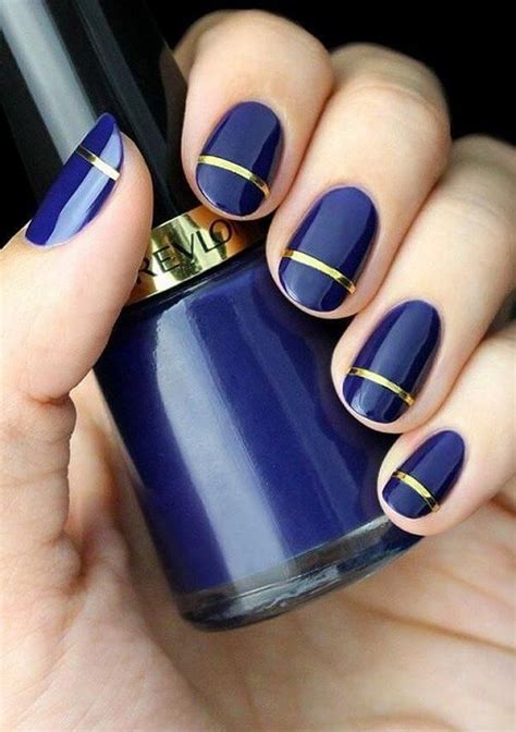 Cuando los zapatos coinciden con el vestido, una línea de color única tiene un efecto adelgazante que prolonga todo tu aspecto. uñas azul elegante | Uñas azules, Uñas de gel