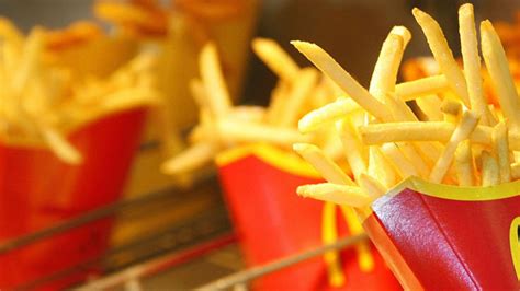 Find the perfect inside mcdonalds stock photos and editorial news pictures from getty images. Il McDonald's del futuro? Con patatine fritte illimitate ...