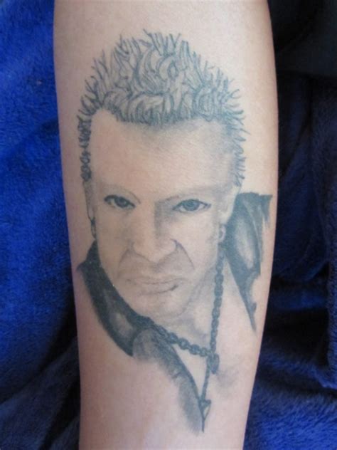 Billy idol has single tattoo which we are aware of, the tattoo design is of the russian comic superheroine named octobriana and is located on his left bicep. raisto: Billy I. | Tattoos von Tattoo-Bewertung.de