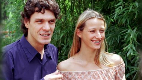 But not enough to scare them, on the contrary, they even passed the ring on their finger in july 2020. Marc Lavoine sort du silence après son divorce - YouTube