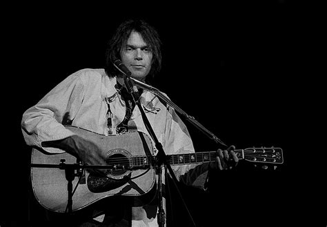 Watch Neil Young Tell The Story Of His Unearthed '76 LP Hitchhiker - Stereogum
