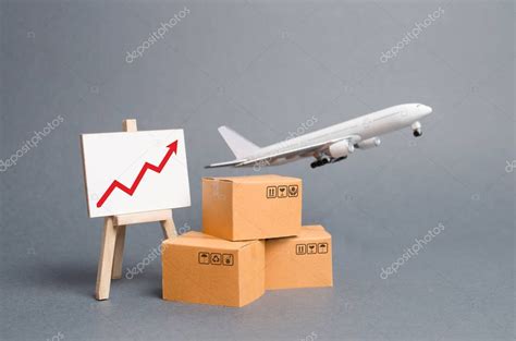 Avión Plano Despega Detrás De Pila De Cajas De Cartón Y De Pie Con
