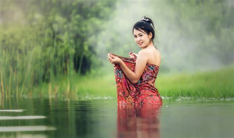 gambar gadis seksi mandi di sungai 45 koleksi gambar