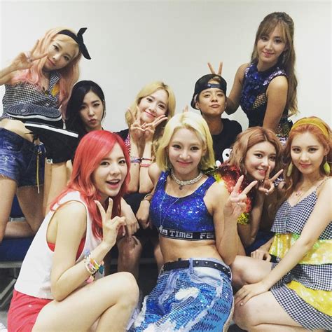 The group is composed of eight members: SNSD snapped group photos with f(x)'s Amber - Wonderful ...
