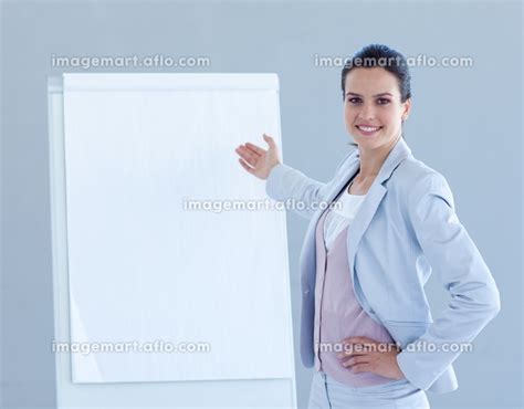 Smiling Businesswoman Giving A Presentation In Businessの写真素材 31256807