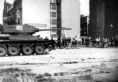 der aufstand am 17 juni 1953 sowjetische panzer in der schützenstraße