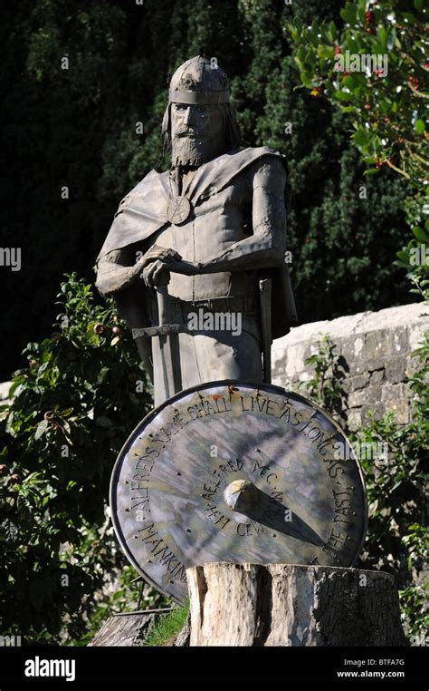 Statue Of King Alfred In The Ruins Of Shaftesbury Abbey Dorset Uk Stock