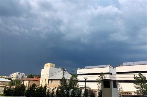 Сегодня 6 августа, погода +28°c. В Одессе резко ухудшилась погода: небо затянуло тучами и ...