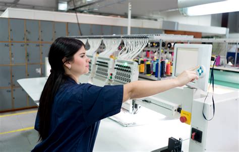 Conheça o papel da mulher na indústria têxtil no Brasil e no mundo