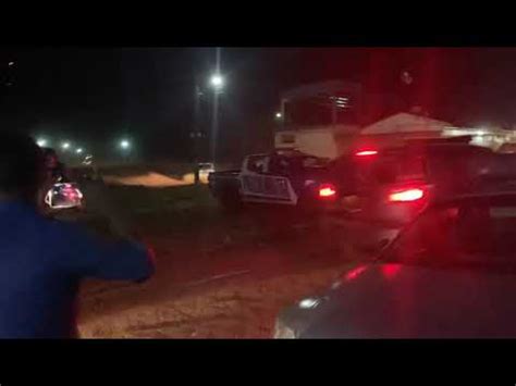 Um vídeo mostra os policias tirando lázaro da viatura e levando para uma ambulância e os policiais comemorando a. Momento da captura de Lázaro Serial Killer - YouTube
