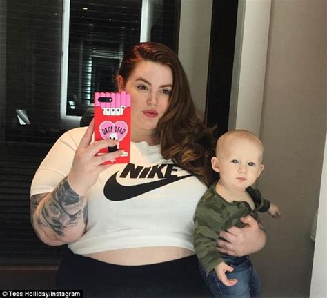 Tess Holliday Hits Back At Breastfeeding Critics Daily Mail Online