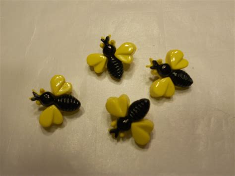 4 Bumble Bee Buttons 16 X 17 Mm 37