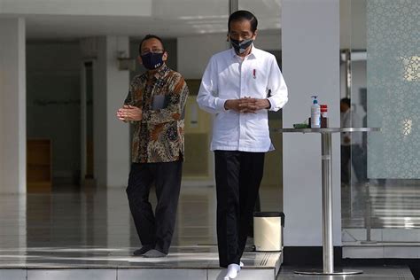 We found one dictionary with english definitions that includes the word menteri besar: Pelantikan menteri bukan rombakan Kabinet besar-besaran ...