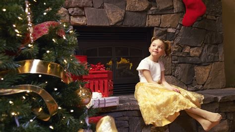 Girl Waiting For Santa Daydreaming Wallpaper 27551751 Fanpop