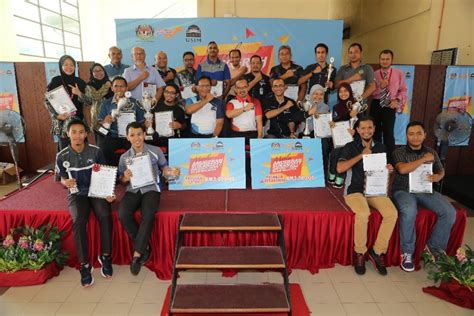 Ini merupakan satu pencapaian yang amat dibanggakan. Suami isteri dinobat sebagai Olahragawan dan Olahragawati ...