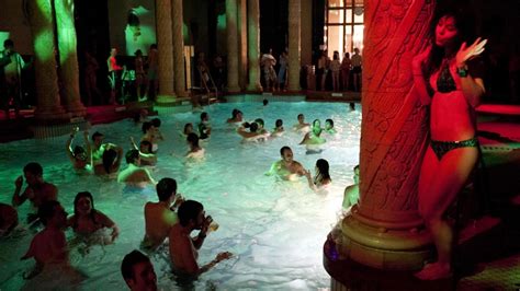 Badehäuser Party In Bikini Und Badeshorts Auf Nach Budapest Welt