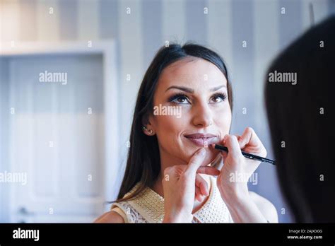 sesión de maquillaje con una belleza femenina empresario realizar una precisa lápiz se mueve