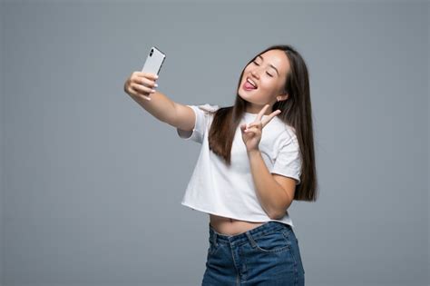 Sociable Hermosa Chica Asiática Tomando Selfie O Hablando En Video Llamada Usando Un Teléfono